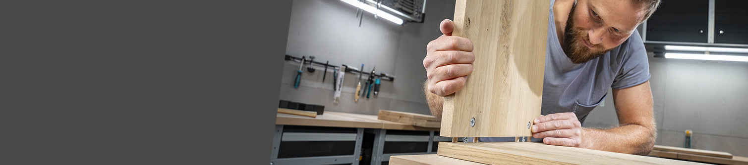 Heimwerker in seiner Werkstatt beim Schrankbau